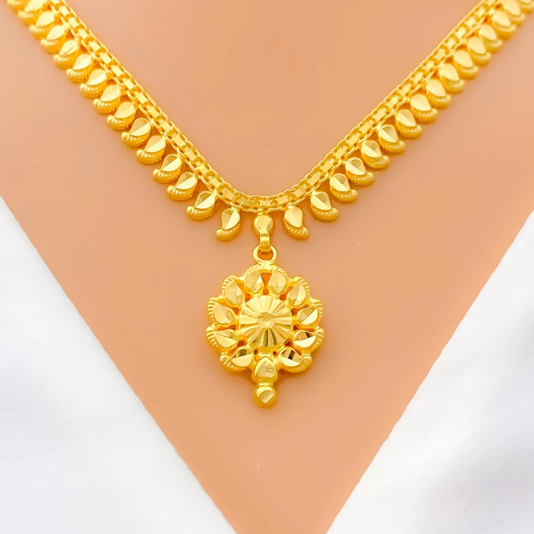 Attractive Floral 22k Gold Necklace