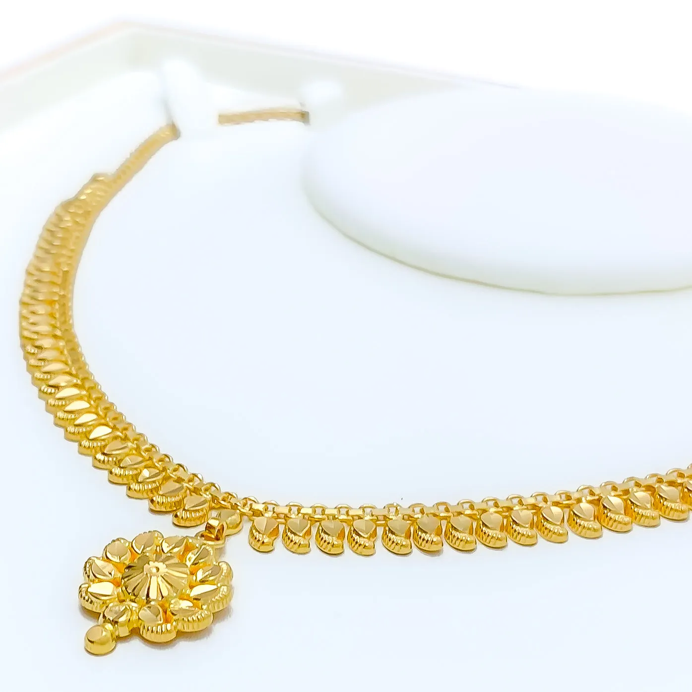 Attractive Floral 22k Gold Necklace